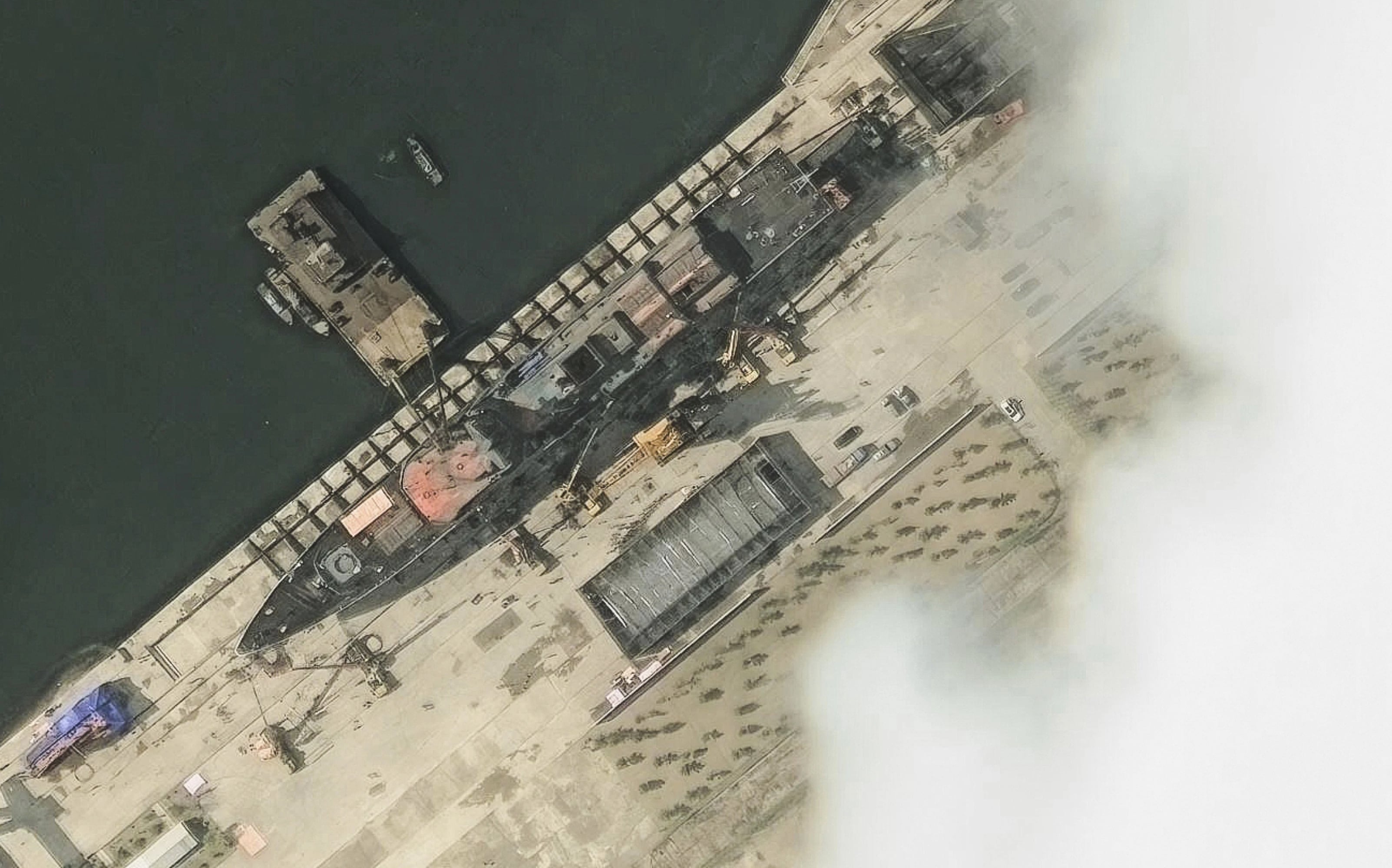 Cómo es el destructor norcoreano que resultó dañado durante su botadura: enfureció a Kim Jong-un.