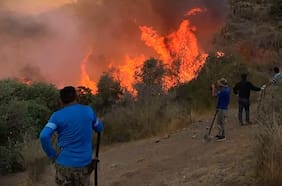 Llaman a evacuar tres sectores de Tiltil por incendio forestal extremo y de rápida propagación