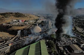 Reducir riesgo de explosión: la compleja maniobra que debe realizar Bomberos por incendio de camión que transportaba gas