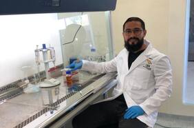 Científico chileno es parte de investigación que demuestra los peligros de los plásticos en los ríos