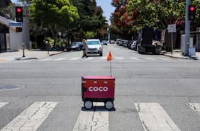 Cada vez hay más robots para delivery en Los Ángeles: cómo funcionan y qué hacen
