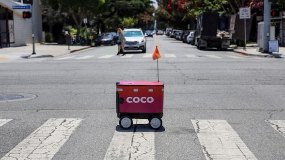 Cada vez hay más robots para delivery en Los Ángeles: cómo funcionan y qué hacen