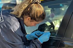 El truco casero para grabar la patente en el vidrio y espejo del auto