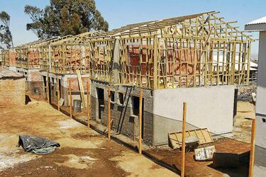 Ministros participan en los tijerales de 450 viviendas en Concepción.