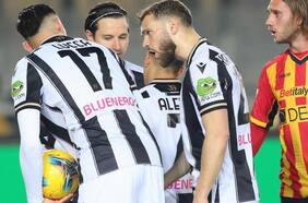 Con una inusual discusión por un penal: Alexis Sánchez vuelve a ser titular en victoria del Udinese