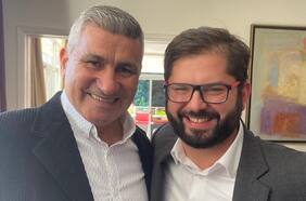 “Gran charla de fútbol”: Presidente Boric se reúne con sus ídolos Alberto Acosta y Néstor Gorosito en Argentina