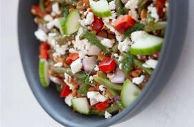 Una rápida ensalada mediterránea con lentejas