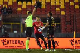 La acción que acabó con Sebastián Pérez expulsado en Unión Española y Clemente Montes lesionado en la UC