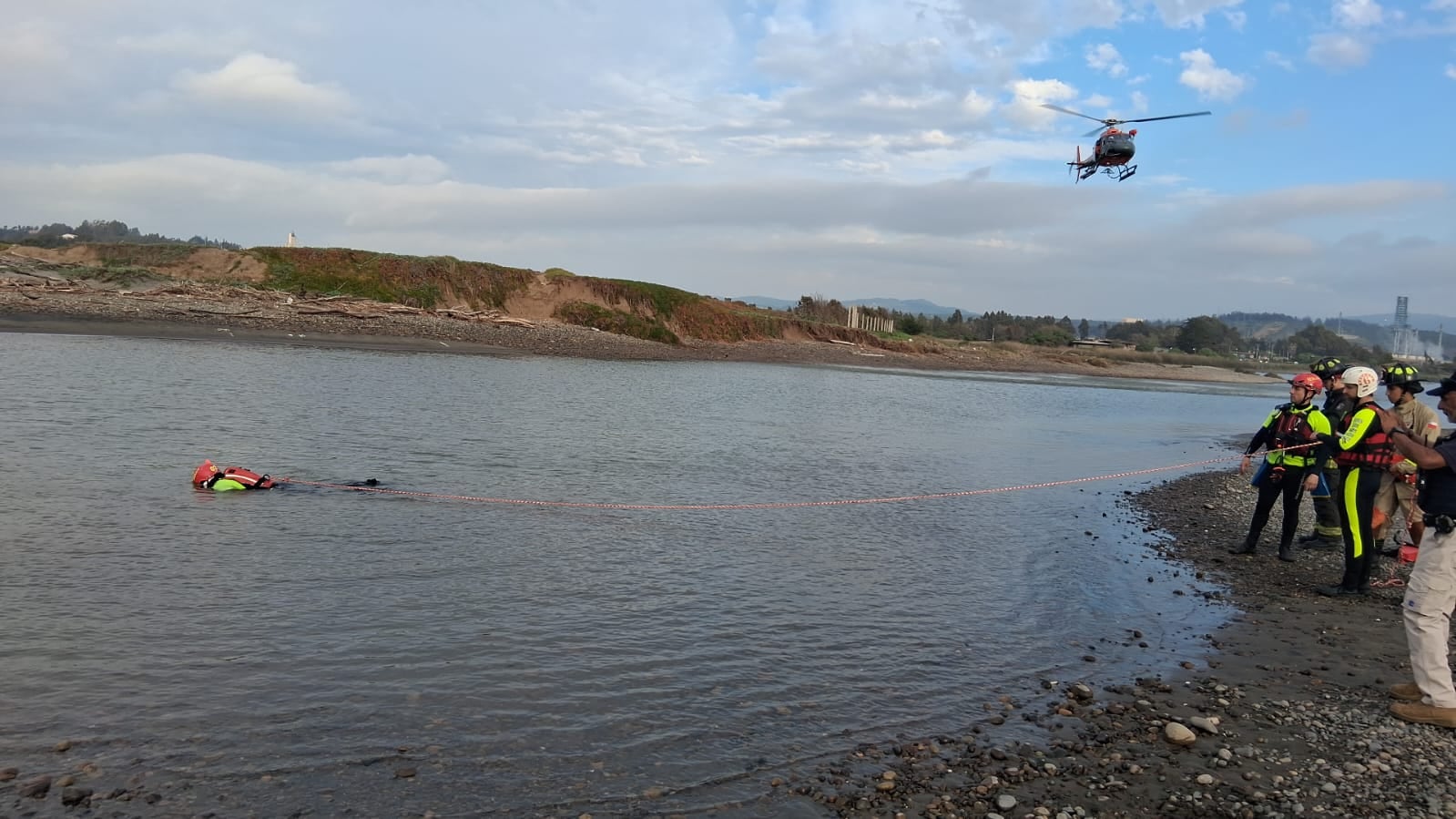 Amplio operativo de búsqueda por hombre desaparecido en desembocadura del río Aconcagua
