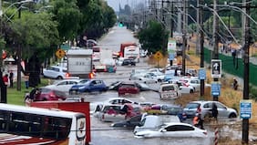 Intensas lluvias en la Región Metropolitana provocan inundaciones repentinas, activación de quebradas y cortes de luz en pleno verano