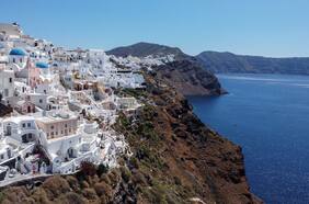 “Se dan cada 10 o 20 minutos”: Seguidilla de temblores pone en alerta a la isla de Santorini en Grecia