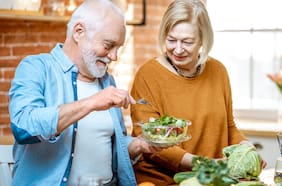 Este tipo de dieta se relaciona con un menor riesgo de desarrollar demencia, según una investigación