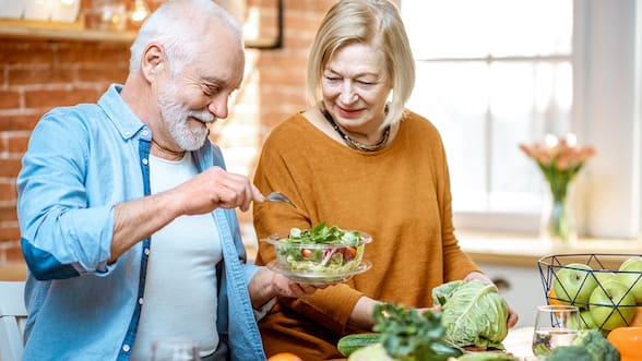 Estos hábitos alimenticios pueden ayudarte si tienes riesgo de Alzheimer, según un estudio