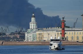 “Doy las gracias a nuestros soldados por su precisión”: Zelensky reivindica un ataque de Ucrania contra una terminal petrolera en San Petersburgo