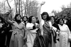 La última brisa en Irán: la mujer que fotografió una rebelión femenina