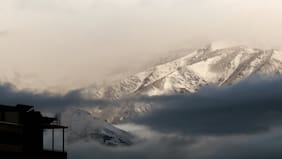 Prevén la llegada de lluvia y nieve a la Región Metropolitana: cuándo vuelve el frío a Santiago