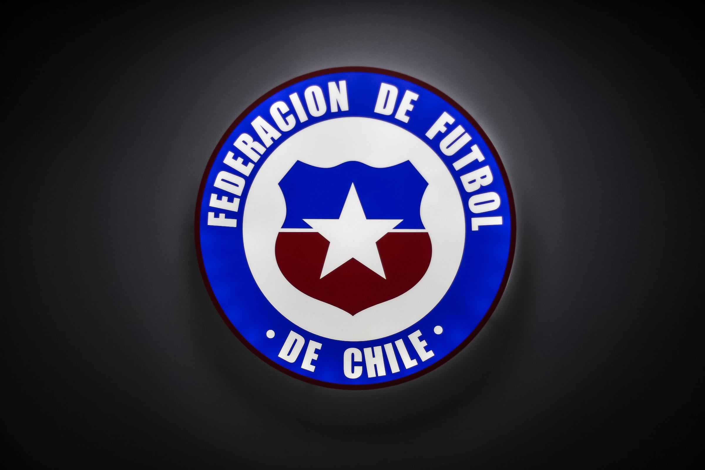El logo de la Federación de Fútbol de Chile. (Foto: Pablo Vásquez R.)