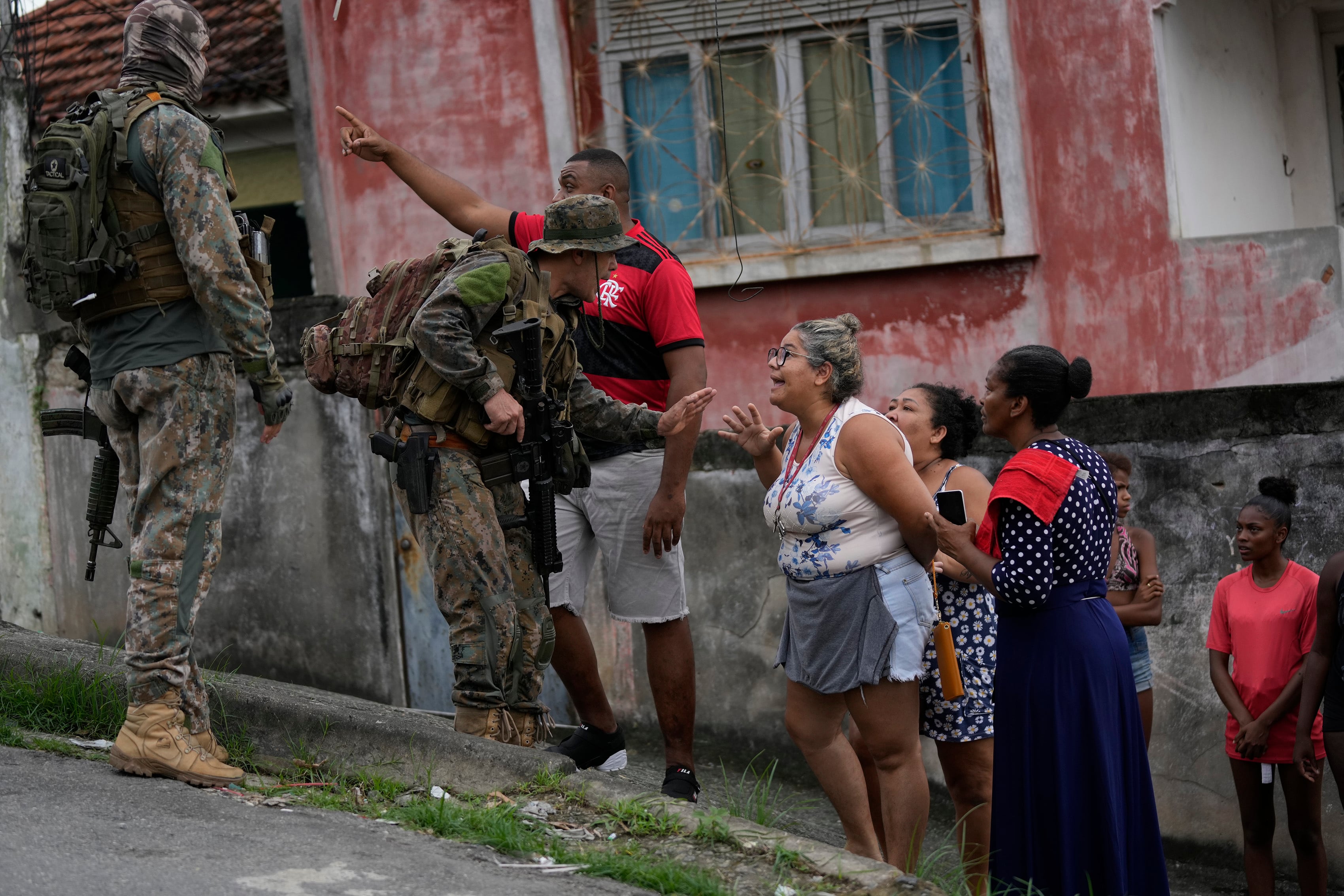 Residentes discuten con la policía durante un operativo contra presuntos narcotraficantes en la favela Vila Cruzeiro, en Río de Janeiro, el 11 de febrero de 2022.