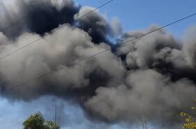 Una gran nube negra cubre el cielo de Pudahuel tras incendio de bodegas
