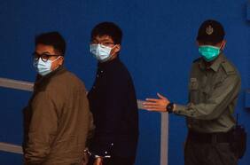 Activista prodemocracia de Hong Kong Joshua Wong es detenido tras declararse culpable en juicio