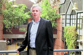 Por primera vez con votación, José Miguel Sánchez es reelegido decano en Economía UC