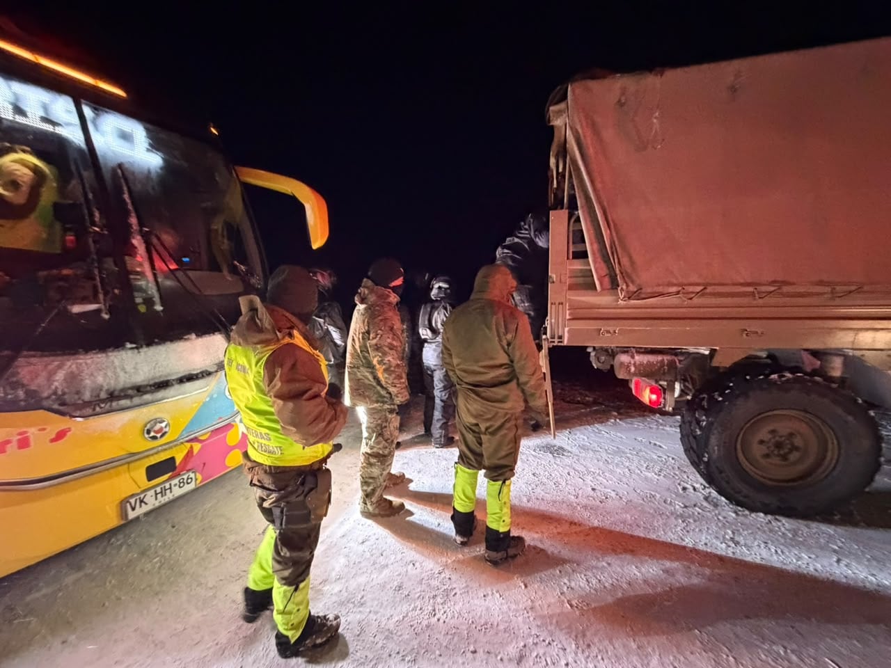 Carabineros y Ejército concretan en San Pedro de Atacama rescate de 59 personas aisladas en ruta internacional 27-CH