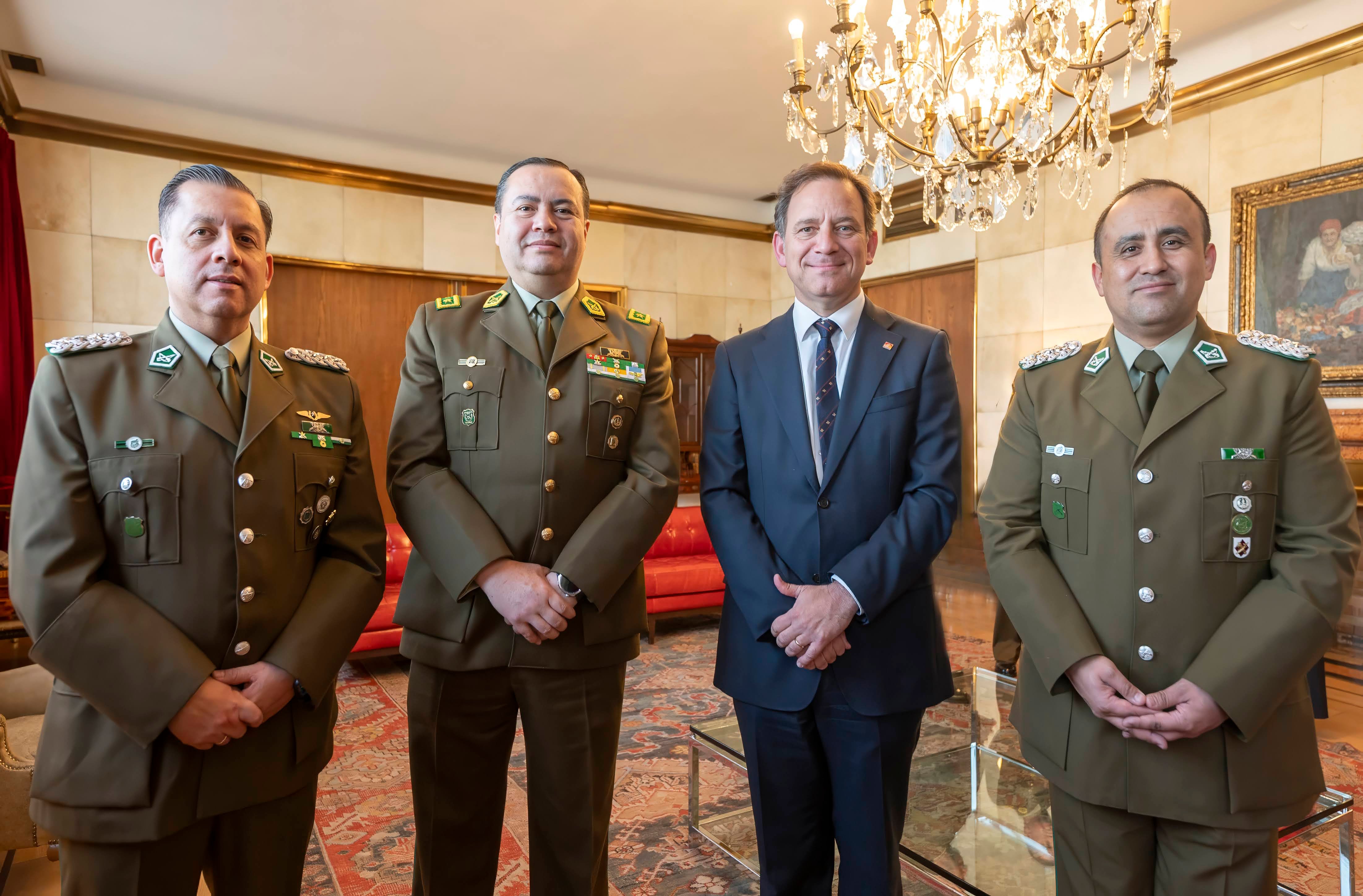 Coronel José Cárcamo Tenorio, jefe Departamento Proyectos de la Dirección TIC Carabineros; General Julio Jaramillo Vivero, director de Inteligencia Carabineros; Alvaro Larraín Fierro, fiscal de BancoEstado; y Coronel Oliver Vega Villalobos, jefe Departamento Comunicaciones Sociales Carabineros.