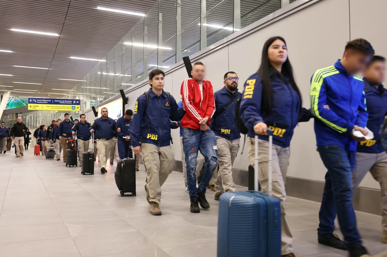 Gobierno cifra en 1.874 extranjeros expulsados este año tras realizar el décimo vuelo de expulsión con 56 extranjeros