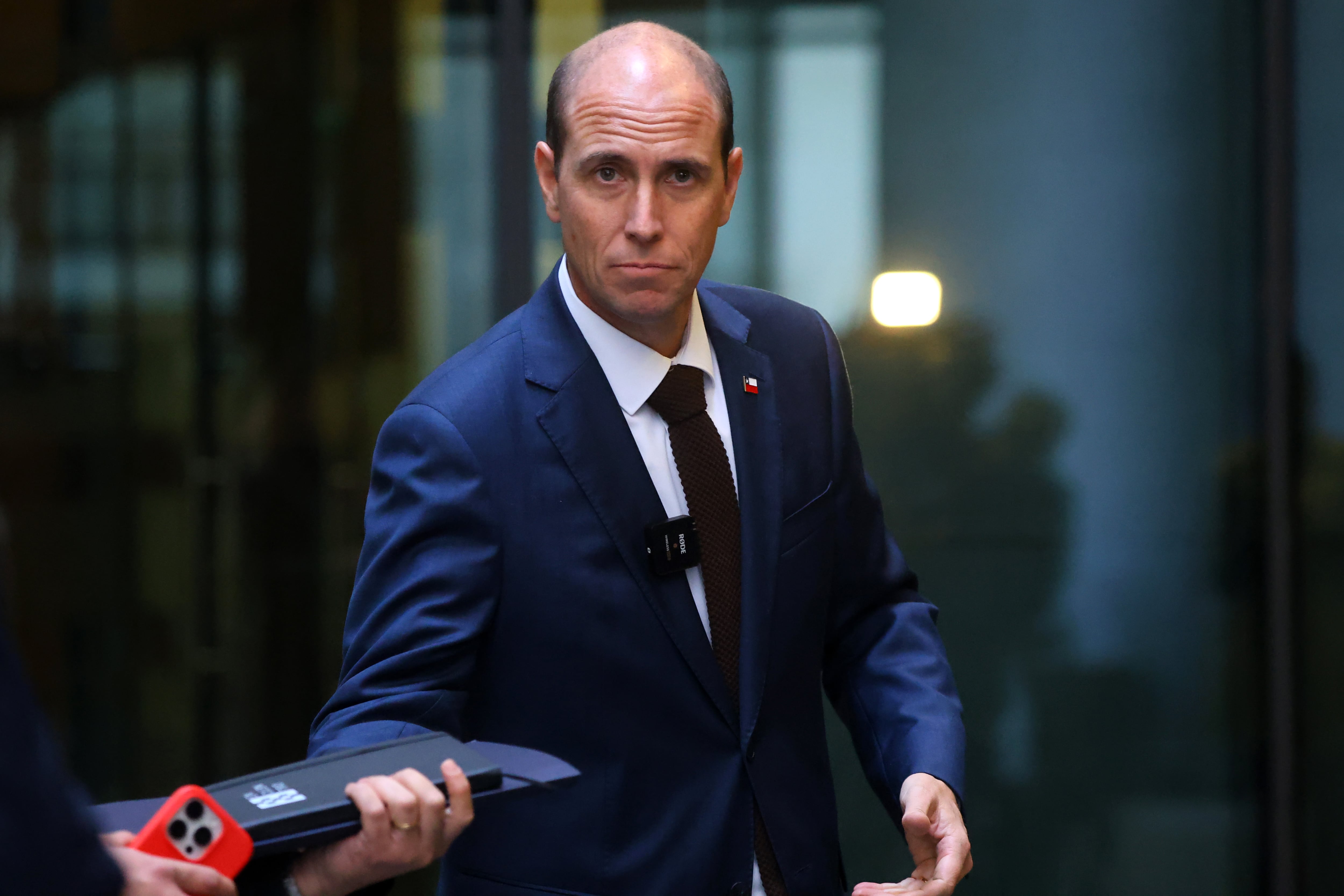 Tras exposición ante el Senado y ajuste de subsecretarios: ministro Arrau se despliega en Macul para nuevo operativo policial