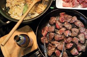 Carbonada flamenca, el tradicional estofado de vacuno con cerveza y cebollas acarameladas