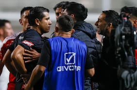 Triunfo de Colo Colo sobre La Calera termina con expulsados e intento de agresión del técnico cementero sobre el árbitro