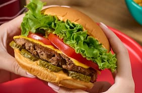 Apertura de nuevos locales impulsa las ventas de comida rápida, pero el consumo promedio cae