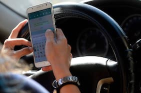 No se aprende: 4 de cada 10 personas ocupa el celular mientras maneja