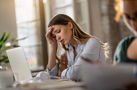 ¿Qué es la “productividad tóxica”? 5 claves para detectarla y cómo combatirla, según una experta de Harvard