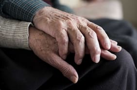 Pandemia y demencia: pérdida de vínculos sociales empeora salud mental de adultos mayores