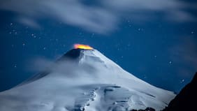 Volcán Villarrica se mantiene bajo alerta técnica verde: se registró “incandescencia nocturna persistente”