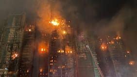 Ascienden a 94 los muertos por el incendio de un complejo de rascacielos en Hong Kong