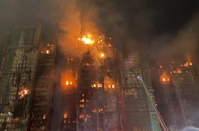Ascienden a 94 los muertos por el incendio de un complejo de rascacielos en Hong Kong