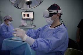 Médico chileno marca hito: realizó la primera cirugía robótica del mundo combinando realidad aumentada y 3D