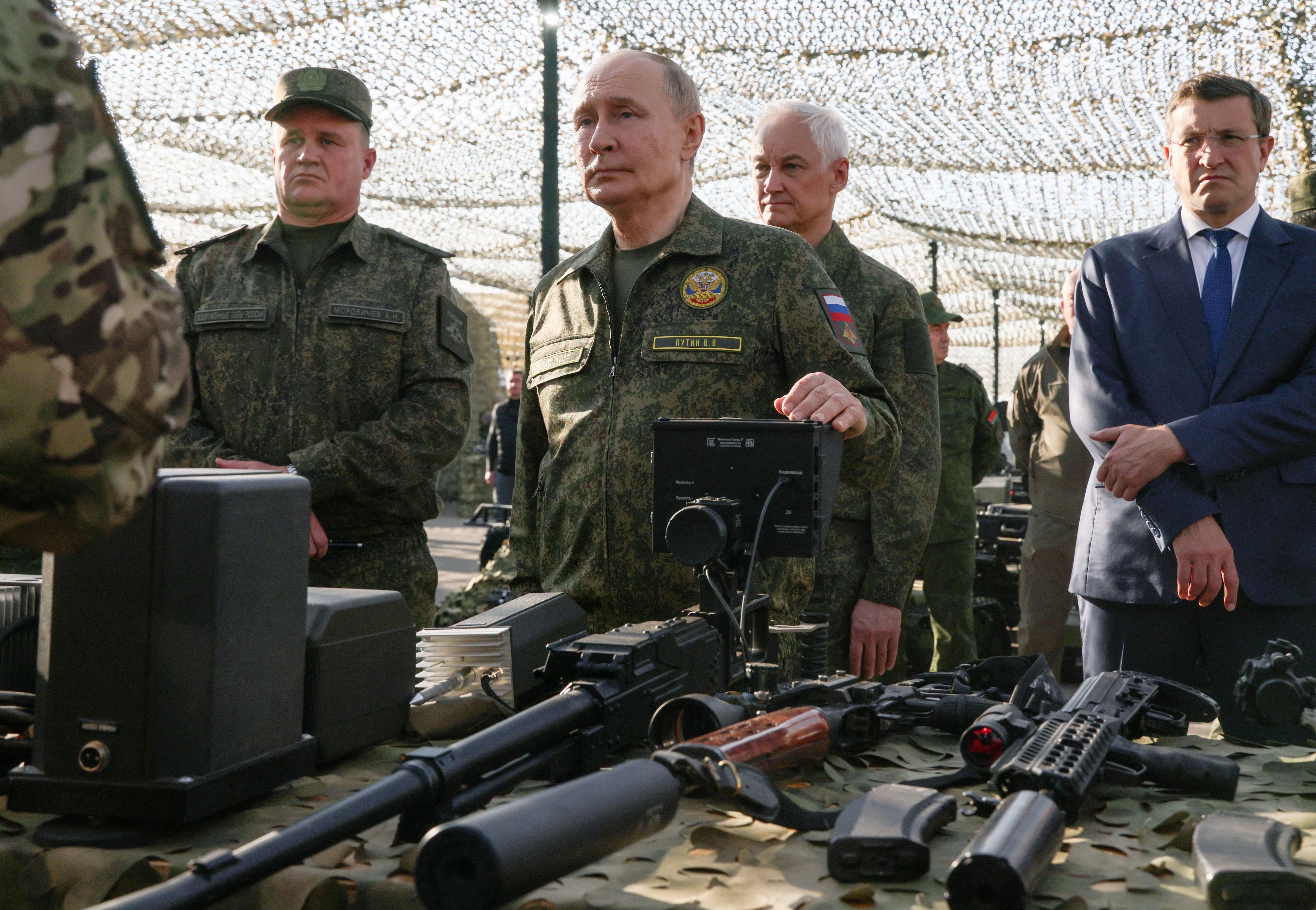 El presidente ruso Vladimir Putin observa los ejercicios militares conjuntos Rusia-Bielorrusia, denominados Zapad-2025, en el campo de entrenamiento de Mulino, en la región de Nizhny Novgorod, Rusia, el 16 de septiembre de 2025. Foto: Archivo