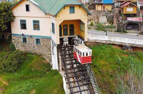 Entre licitaciones fracasadas, aislamiento y protestas: el drama de los ascensores de Valparaíso