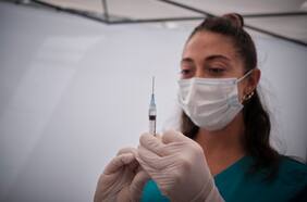 Continúa la vacunación contra el Covid-19: Hoy será el turno de personas entre 54 y 55 años