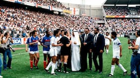 Del telegrama de Mussolini a las esposas de Cantona: las mejores anécdotas de los 1.000 partidos en los mundiales