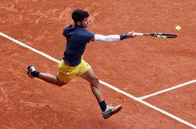 Carlos Alcaraz sigue agrandando su leyenda en Roland Garros y en su horizonte aparece Stefanos Tsitsipas