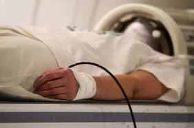 Cómo pequeñas partículas de oro inyectadas en los tumores podrían mejorar el tratamiento con radiación para el cáncer