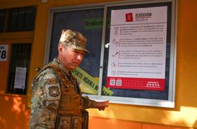 En medio de las votaciones detienen a una mujer tras intentar arrebatarle un fusil a funcionario del Ejército en Puente Alto