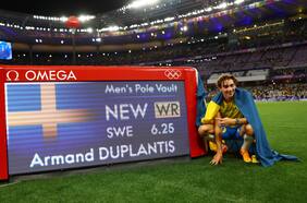 Armand Duplantis toca el cielo: obtiene su segunda medalla de oro e instaura un nuevo récord mundial en el salto con garrocha