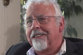 Muere Sergio Bravo, histórico guionista y el hombre tras el himno Chile, la alegría ya viene