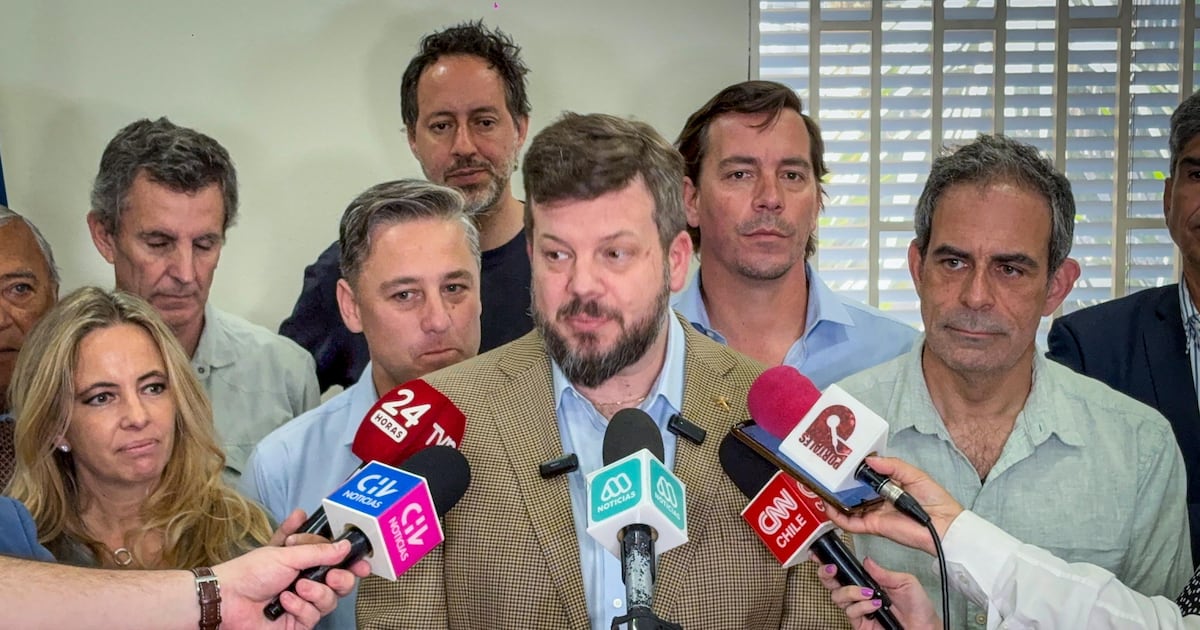 Kast y Kaiser tejen la estrategia de derecha mientras crecen las tensiones por los debates: ¿ausencias o tácticas calculadas?