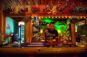 The Travellers: El único bar gayfriendly de La Araucanía está en Villarrica